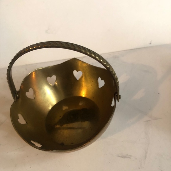 Three vintage decorative pieces. Butterfly ashtray, brass basket and silver bud - Picture 4 of 10